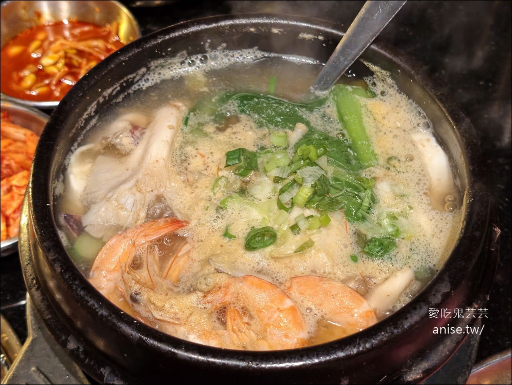 燒肉滋滋，份量驚人！全程桌邊服務超讚