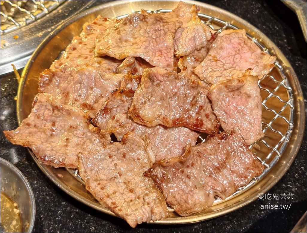 燒肉滋滋，份量驚人！全程桌邊服務超讚