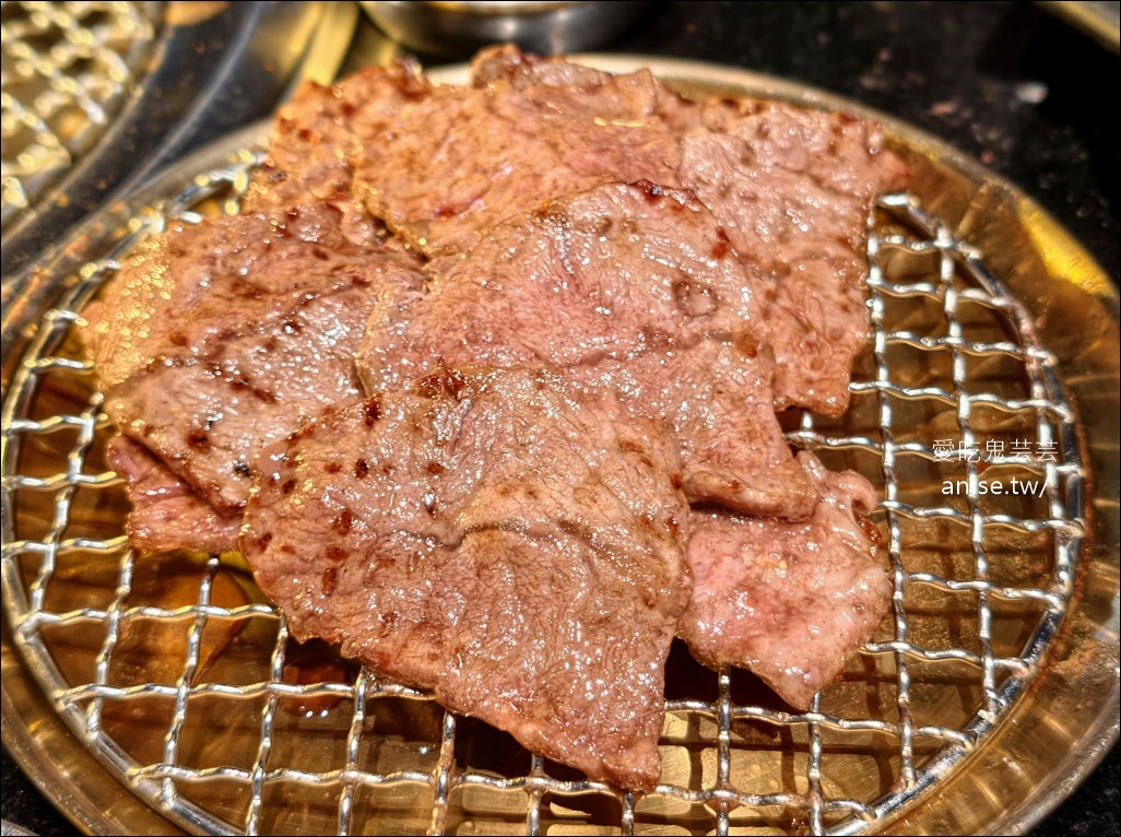 燒肉滋滋，份量驚人！全程桌邊服務超讚