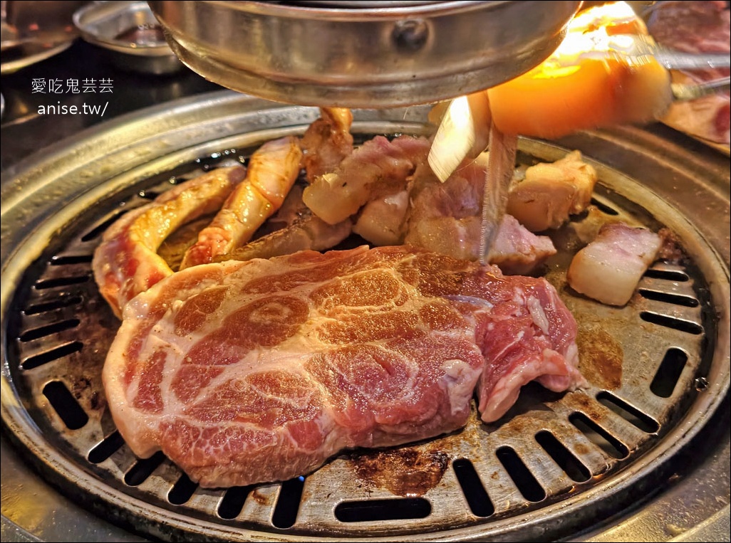 燒肉滋滋，份量驚人！全程桌邊服務超讚