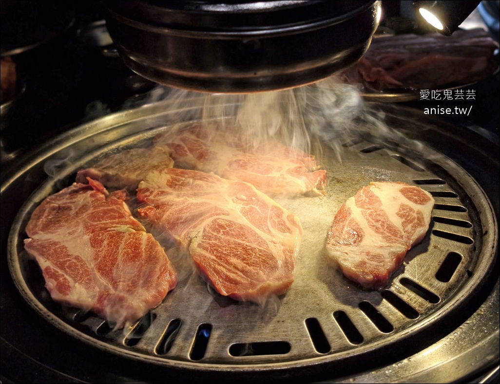 燒肉滋滋，份量驚人！全程桌邊服務超讚