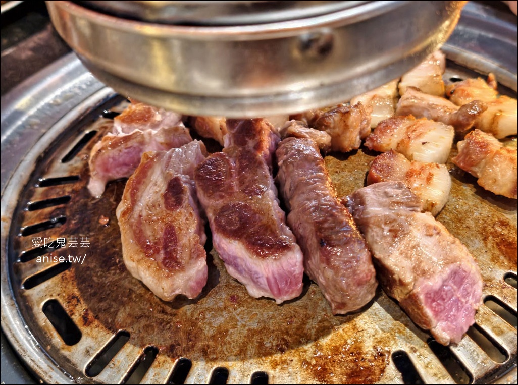 燒肉滋滋，份量驚人！全程桌邊服務超讚