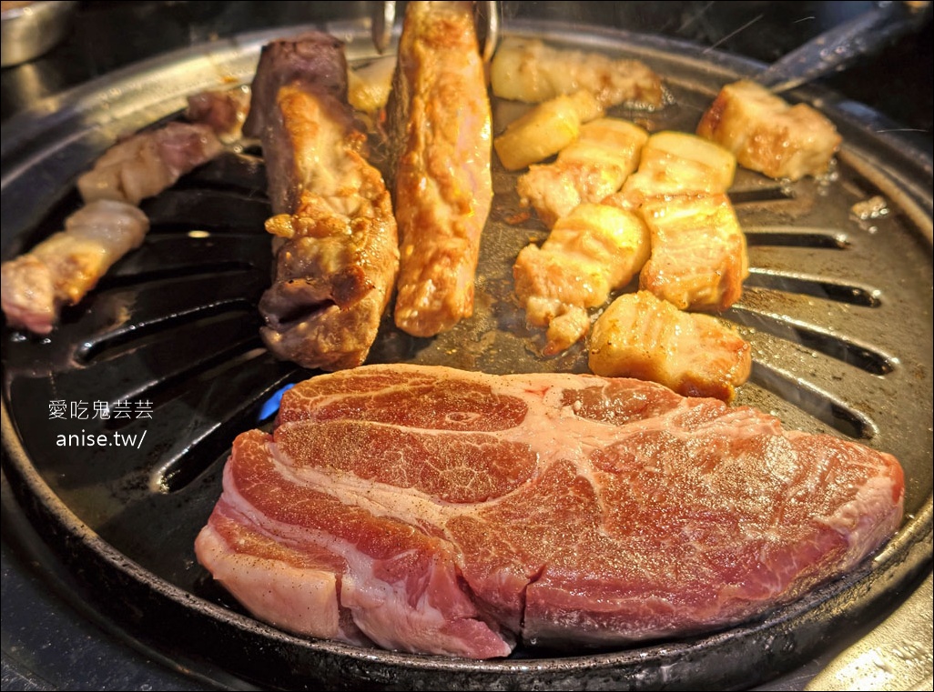 燒肉滋滋，份量驚人！全程桌邊服務超讚