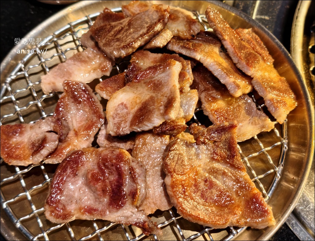 燒肉滋滋，份量驚人！全程桌邊服務超讚