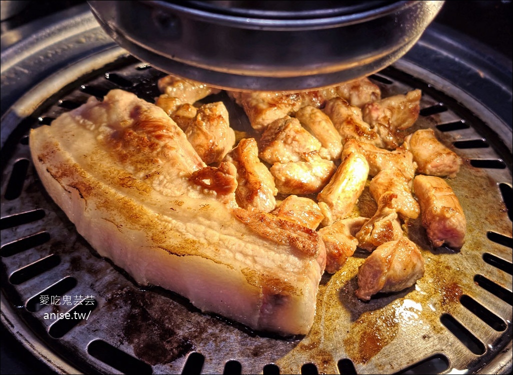 燒肉滋滋，份量驚人！全程桌邊服務超讚