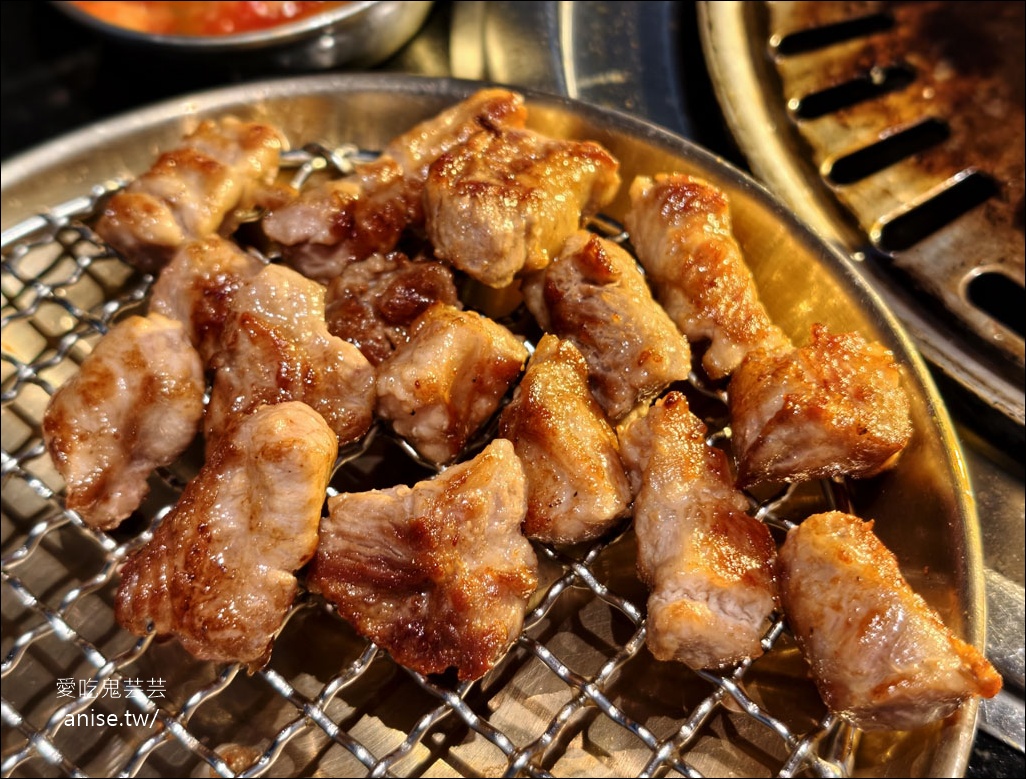 燒肉滋滋，份量驚人！全程桌邊服務超讚