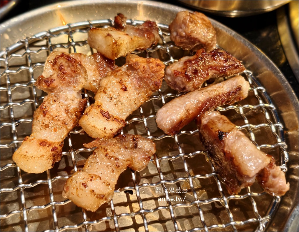 燒肉滋滋，份量驚人！全程桌邊服務超讚