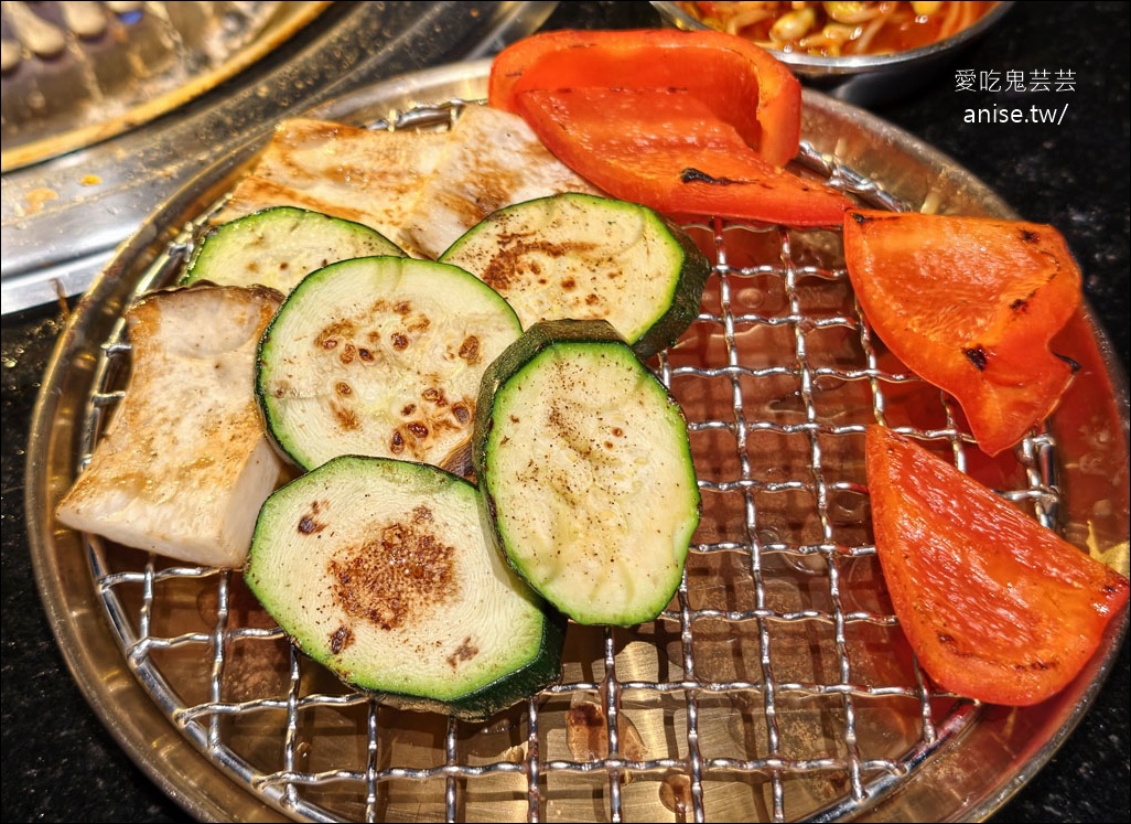 燒肉滋滋，份量驚人！全程桌邊服務超讚