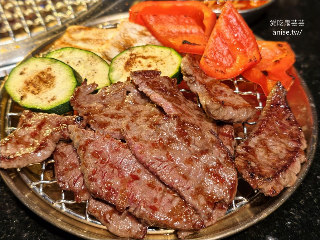 燒肉滋滋，份量驚人！全程桌邊服務超讚