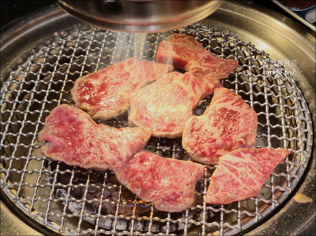 燒肉滋滋，份量驚人！全程桌邊服務超讚