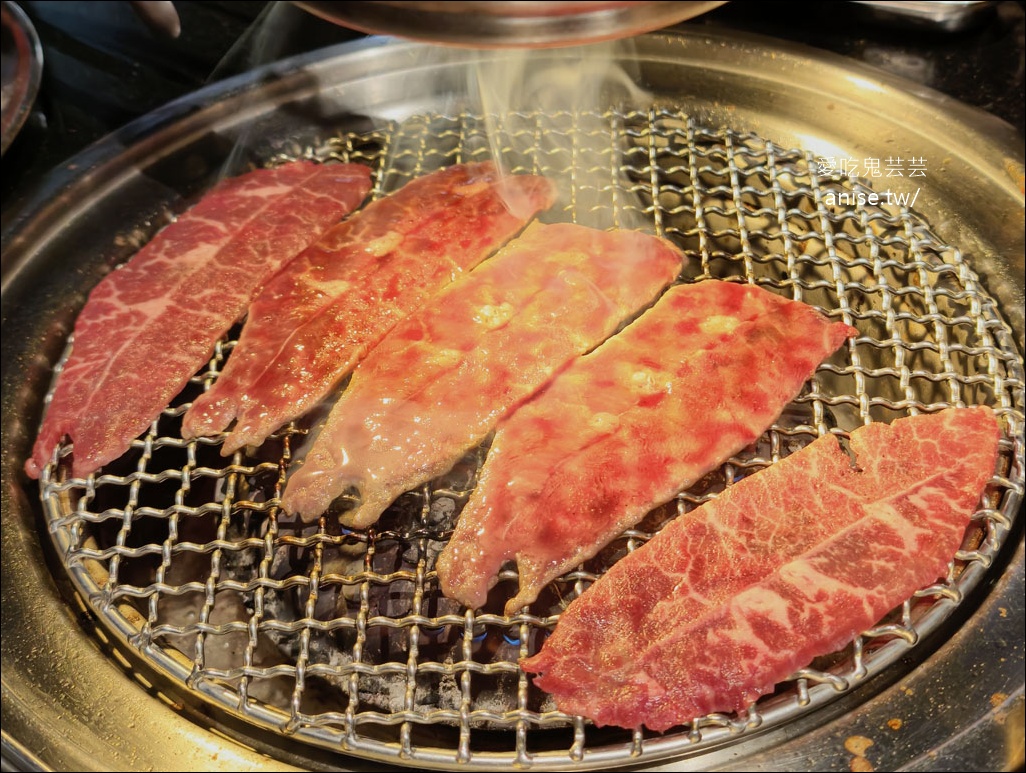 燒肉滋滋，份量驚人！全程桌邊服務超讚