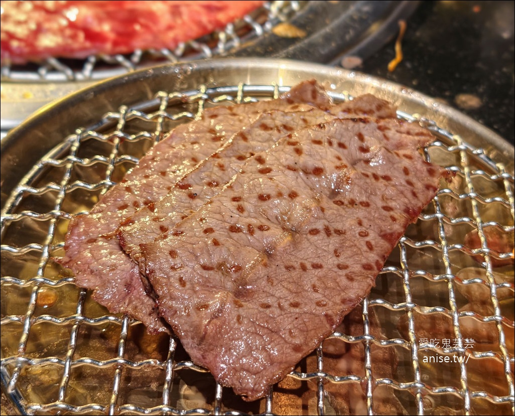 燒肉滋滋，份量驚人！全程桌邊服務超讚