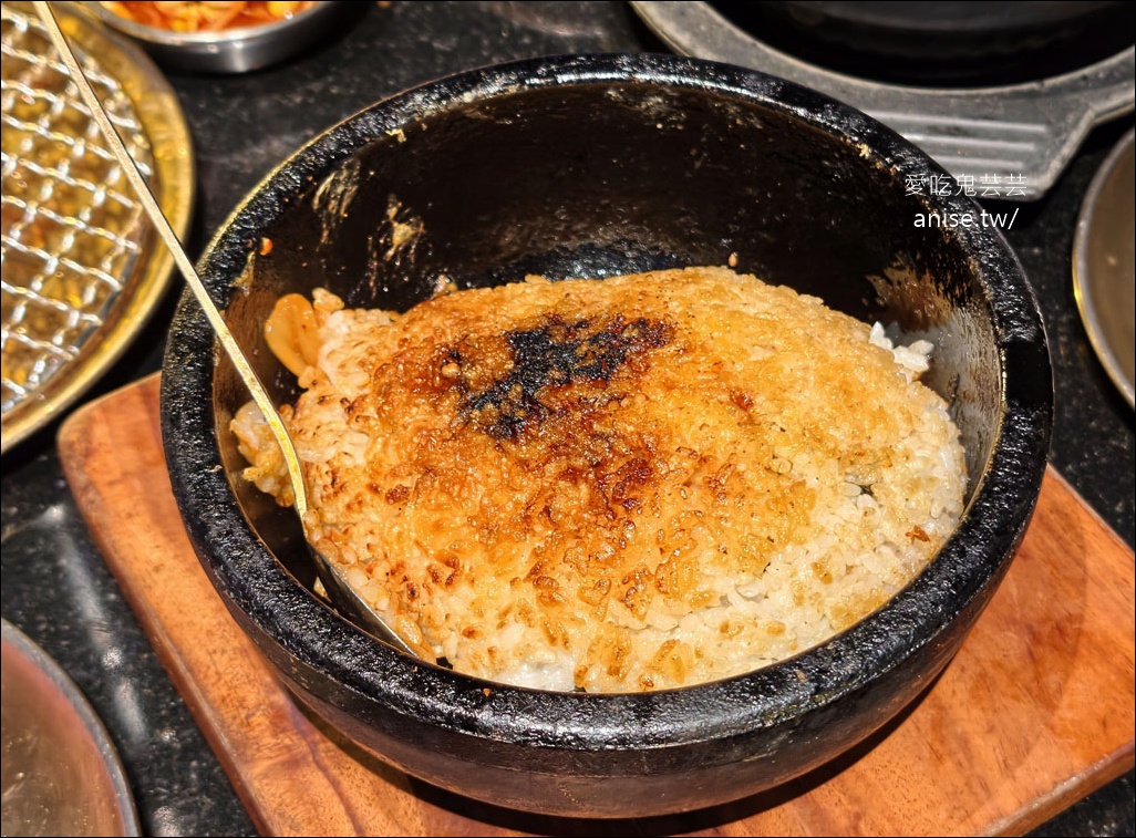 燒肉滋滋，份量驚人！全程桌邊服務超讚