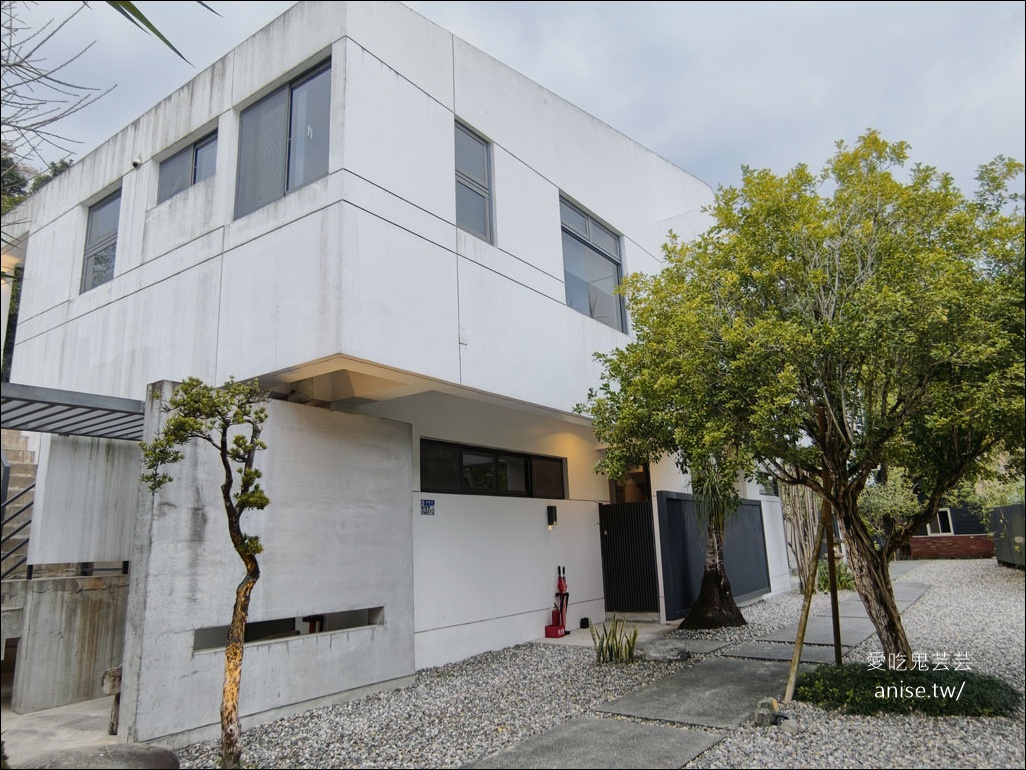 瑞穗溫泉住宿 | 山下的厝溫泉民宿，滿是溫泉花的黃金湯