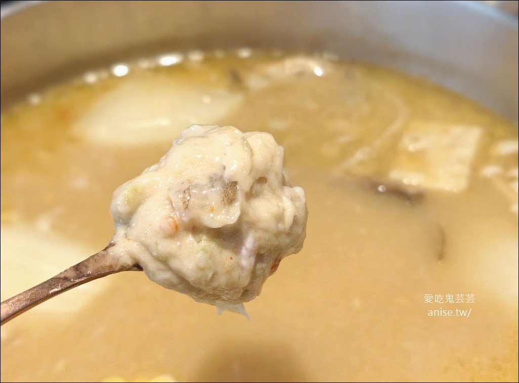 深紅海鮮鍋物，兩個人也可以屠龍！壽星當月加贈超好吃炸雞一隻