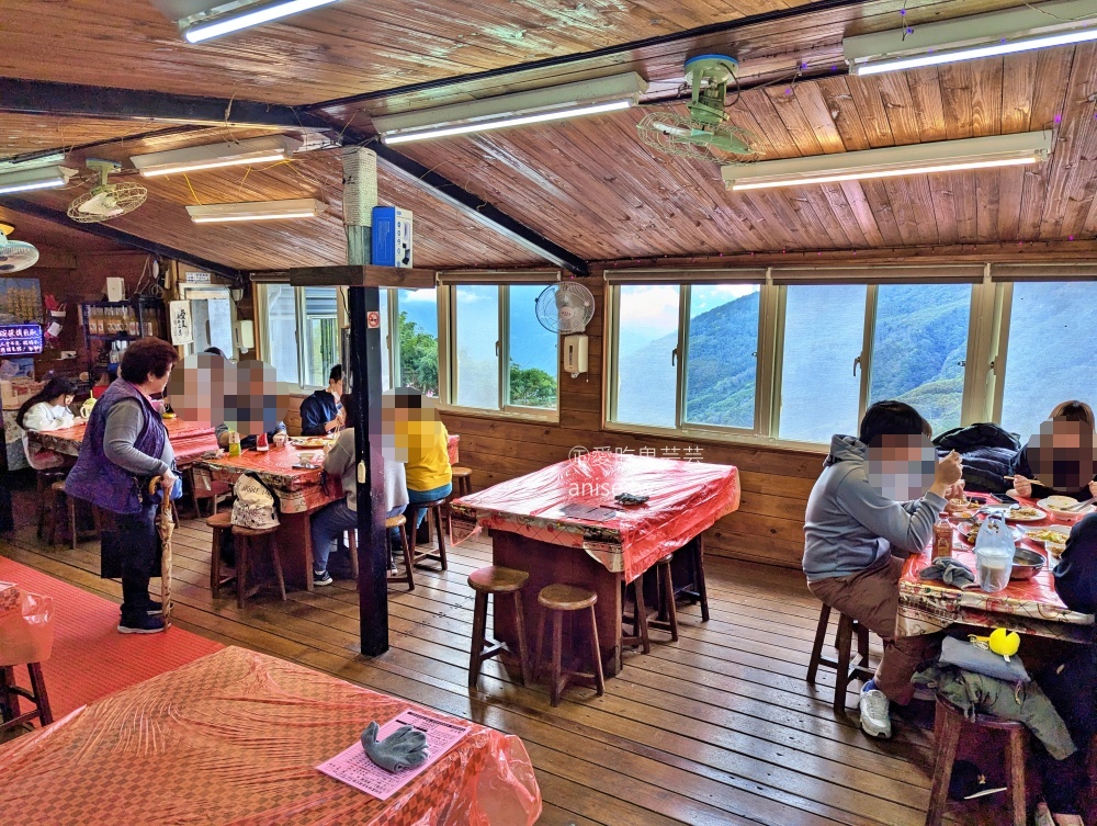 光明農場馬告磚窯雞，盛開的櫻花樹下吃烤雞，拉拉山美食(姊姊食記)