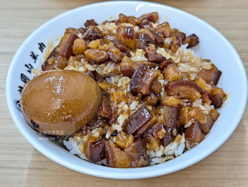 網站近期文章：賴岡山羊肉搬家後再訪，黑金滷肉飯+羊肉湯依舊美味，七張站美食(姊姊食記)