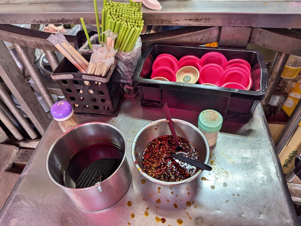 阿桂姨原汁排骨湯，滷肉飯加梅干菜也很搭，大稻埕慈聖宮美食(姊姊食記)