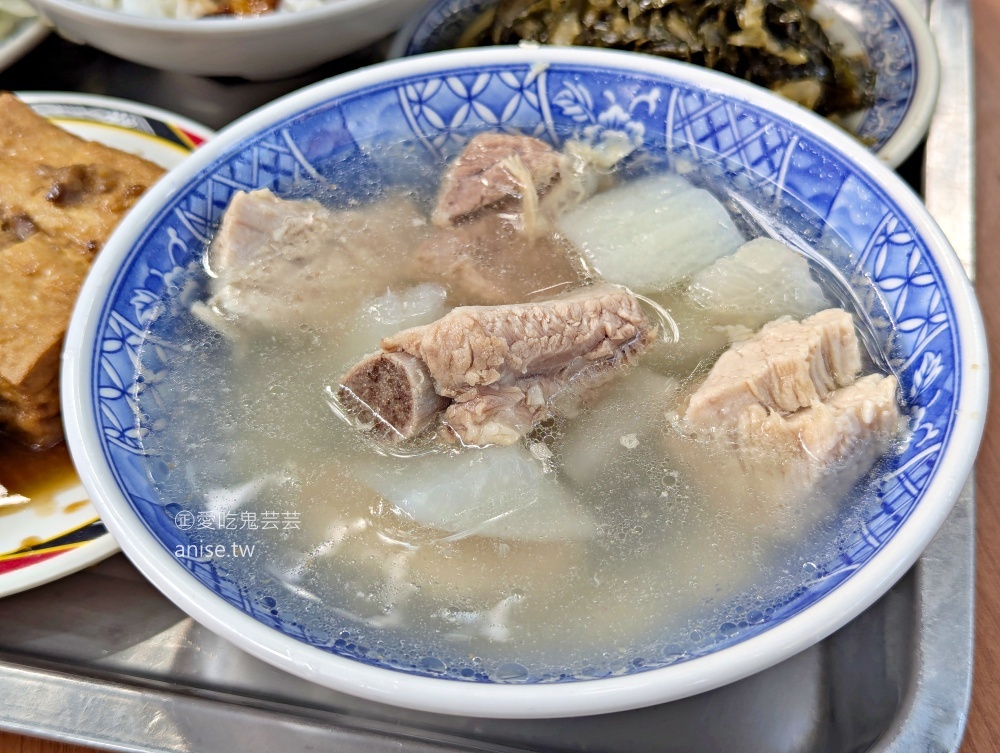 阿桂姨原汁排骨湯，滷肉飯加梅干菜也很搭，大稻埕慈聖宮美食(姊姊食記)