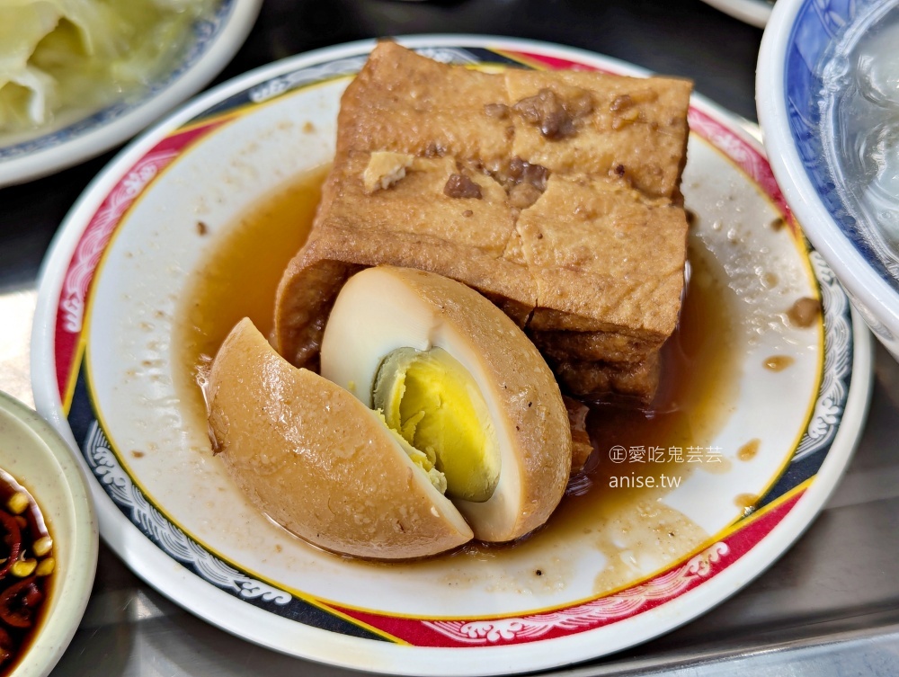 阿桂姨原汁排骨湯，滷肉飯加梅干菜也很搭，大稻埕慈聖宮美食(姊姊食記)
