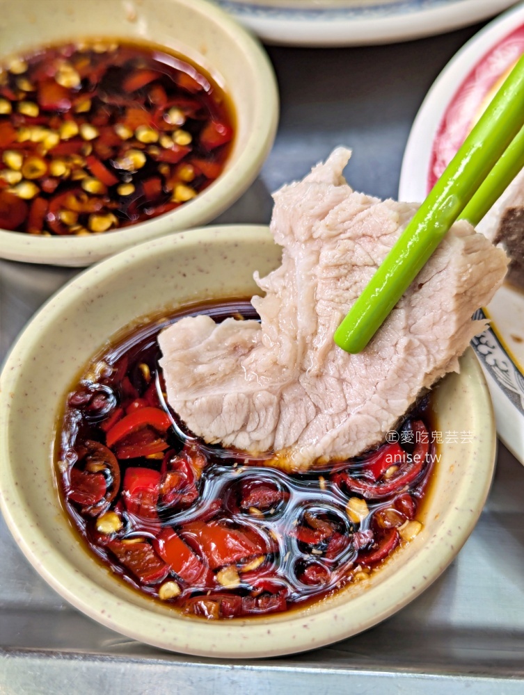阿桂姨原汁排骨湯，滷肉飯加梅干菜也很搭，大稻埕慈聖宮美食(姊姊食記)