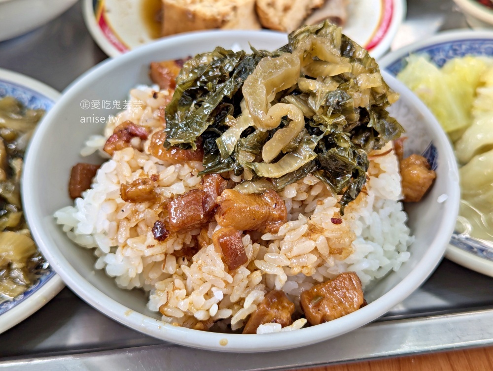 阿桂姨原汁排骨湯，滷肉飯加梅干菜也很搭，大稻埕慈聖宮美食(姊姊食記)