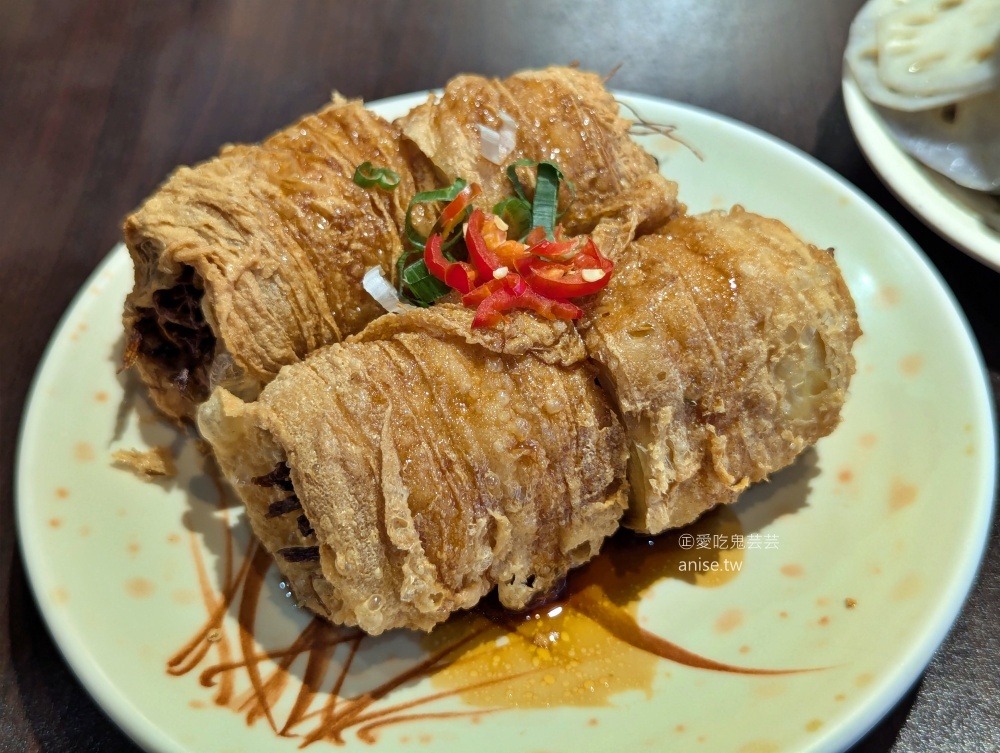 網站近期文章：嘉義雞肉飯，小菜炸豆芽包推薦必點，新店建國路排隊便當美食(姊姊食記)