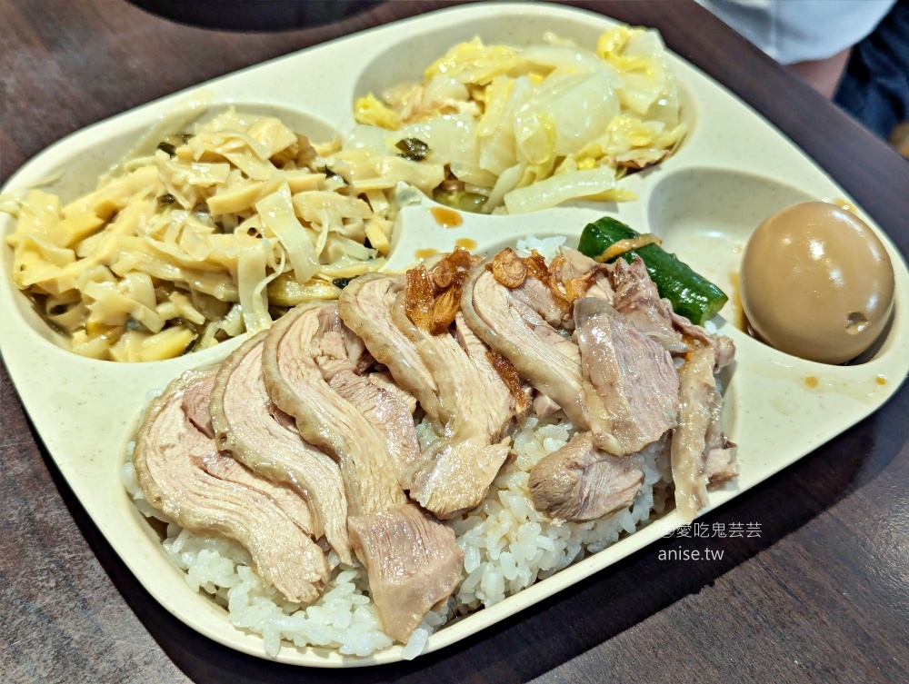 嘉義雞肉飯，小菜炸豆芽包推薦必點，新店建國路排隊便當美食(姊姊食記)