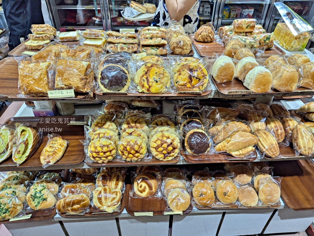 心心麵包店，招牌椰香芋頭吐司，坪林美食(姊姊食記)