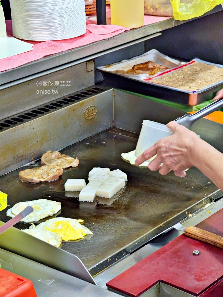 王媽媽早餐店，煎到焦香恰恰的蘿蔔糕，捷運行天宮站美食(姊姊食記)