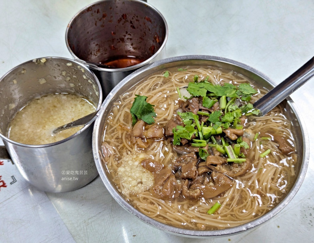 志明油飯大腸麵線，早起才吃的到招牌油飯，八里美食(姊姊食記)