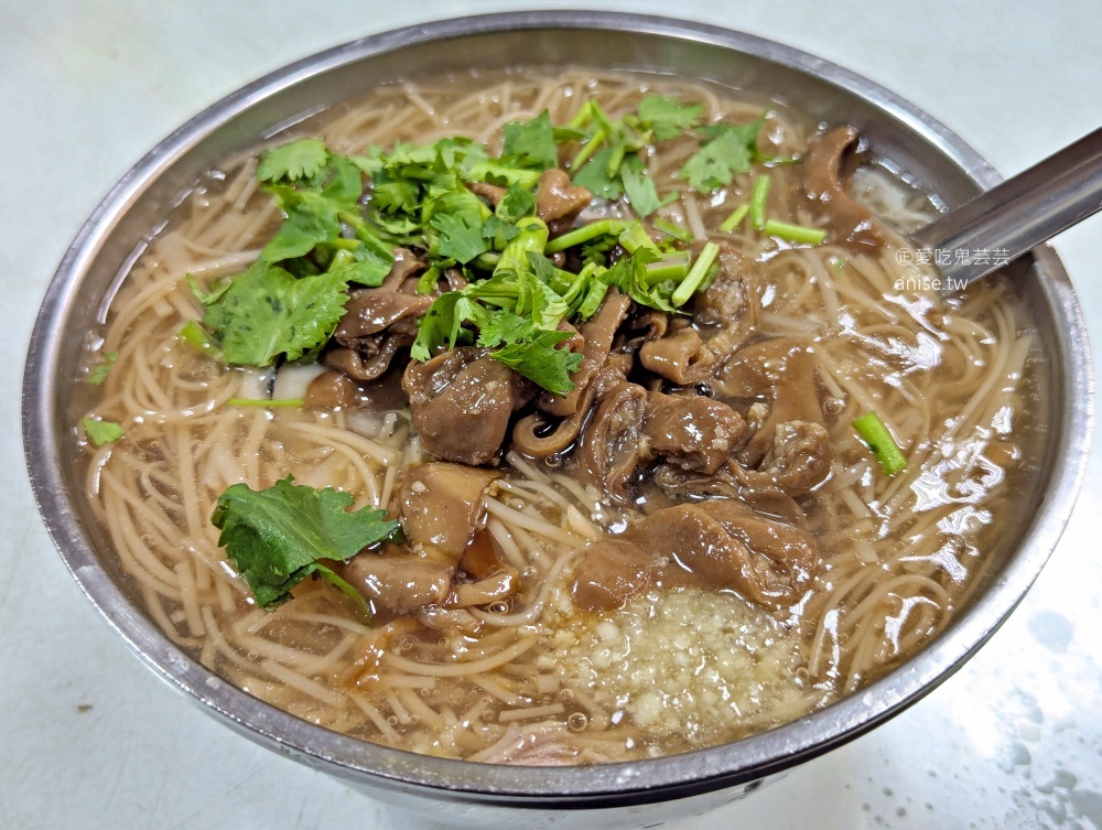 志明油飯大腸麵線，早起才吃的到招牌油飯，八里美食(姊姊食記)