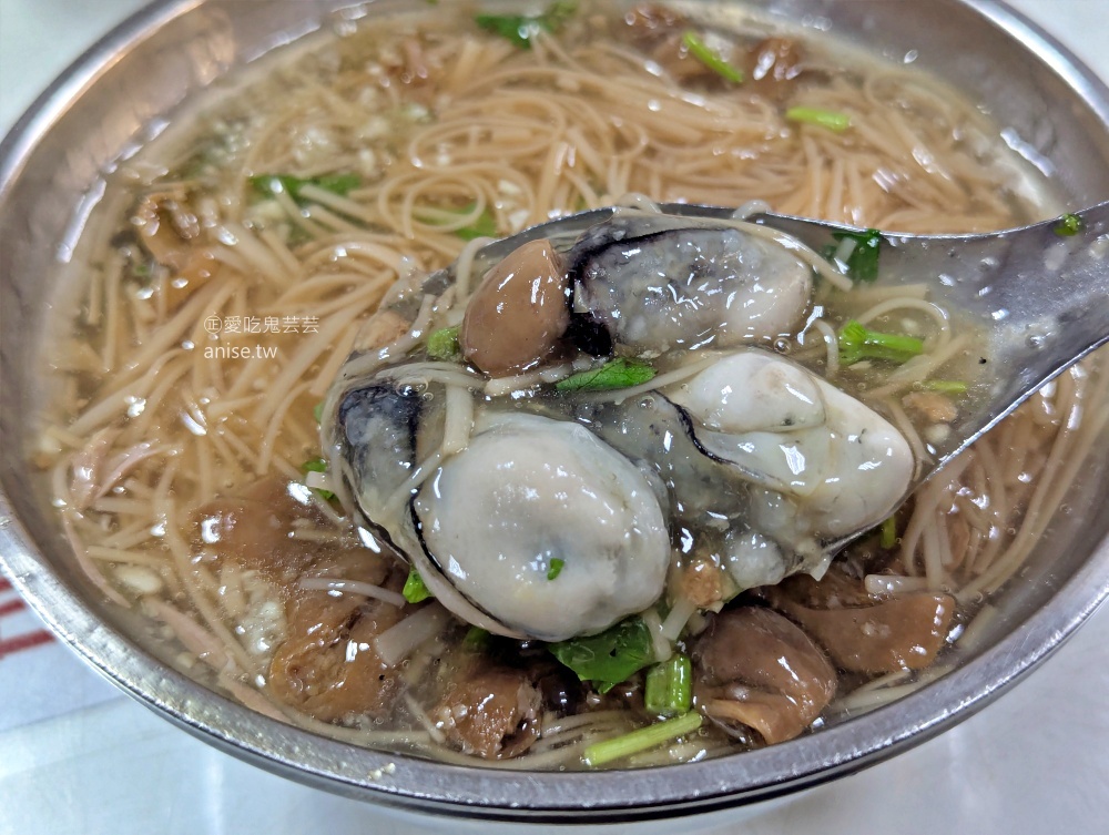 志明油飯大腸麵線，早起才吃的到招牌油飯，八里美食(姊姊食記)