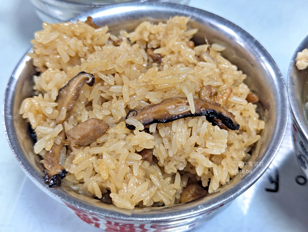 志明油飯大腸麵線，早起才吃的到招牌油飯，八里美食(姊姊食記)