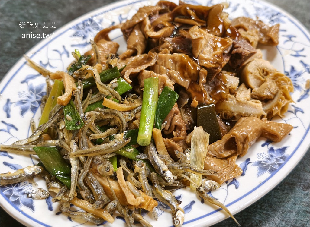 春興水餃店，只要開門就是客滿，晚來吃不到！這是被滷味耽誤的水餃店吧(毆)