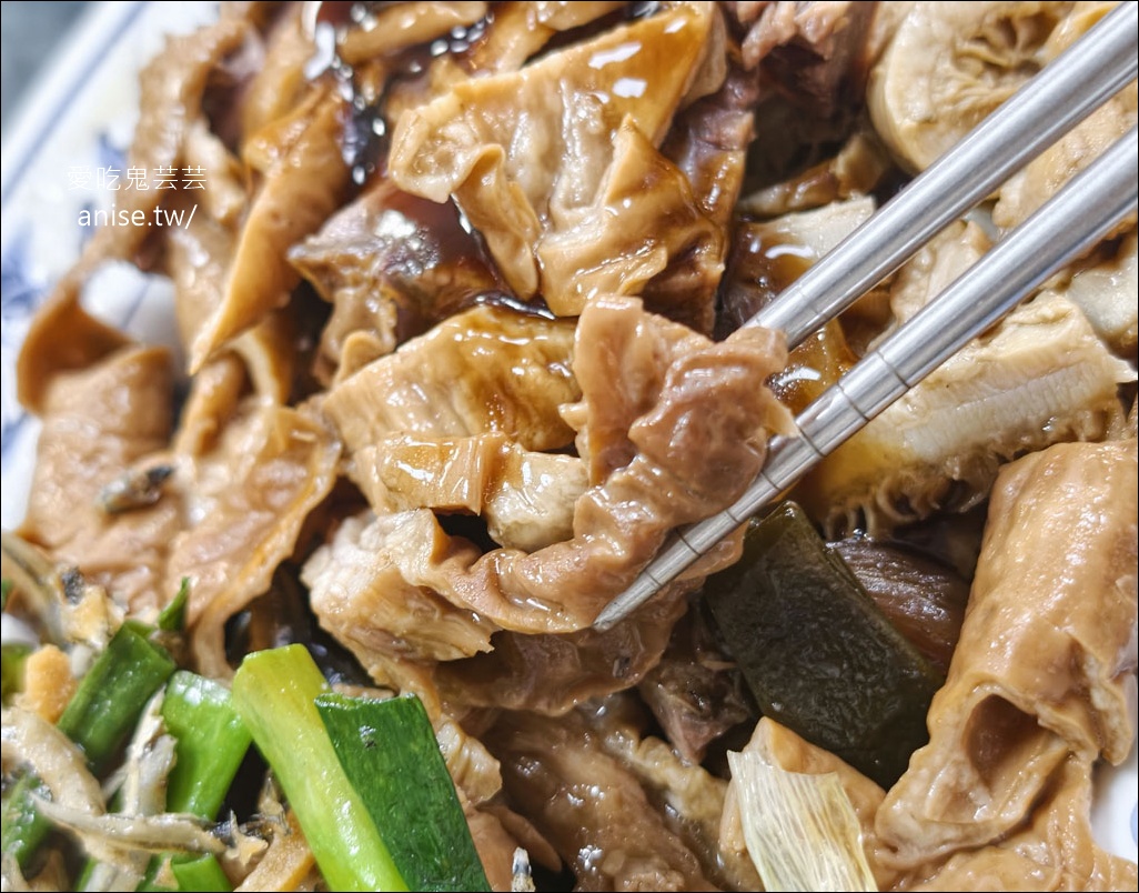 春興水餃店，只要開門就是客滿，晚來吃不到！這是被滷味耽誤的水餃店吧(毆)