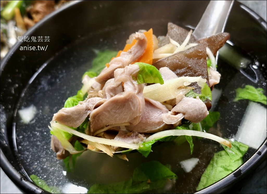春興水餃店，只要開門就是客滿，晚來吃不到！這是被滷味耽誤的水餃店吧(毆)