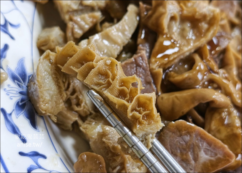 春興水餃店，只要開門就是客滿，晚來吃不到！這是被滷味耽誤的水餃店吧(毆)