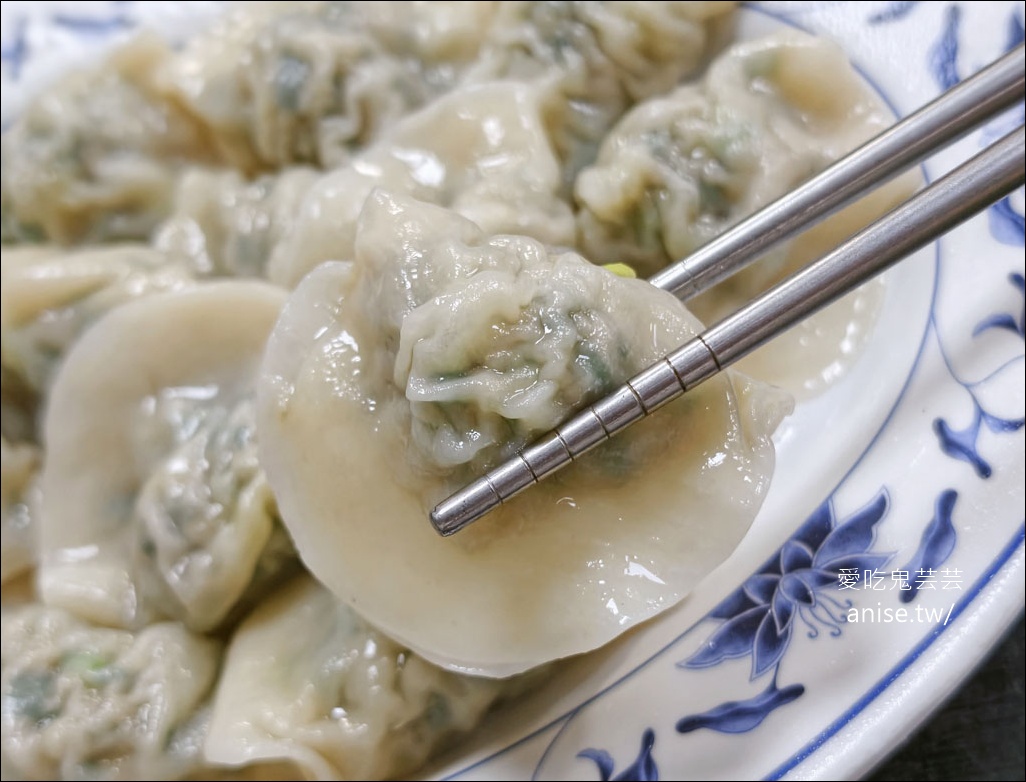 春興水餃店，只要開門就是客滿，晚來吃不到！這是被滷味耽誤的水餃店吧(毆)