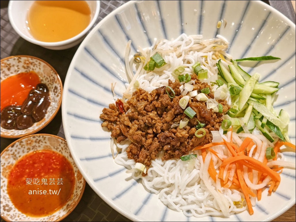 越好吃越南料理，清爽不油膩又可口，夏天就是要吃這一味！信義區A11、東區SOGO都有哦😋 @愛吃鬼芸芸