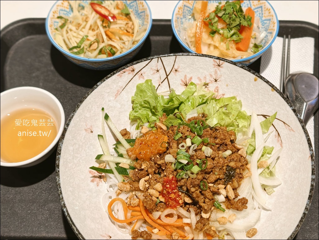越好吃越南料理，清爽不油膩又可口，夏天就是要吃這一味！信義區A11、東區SOGO都有哦😋 @愛吃鬼芸芸
