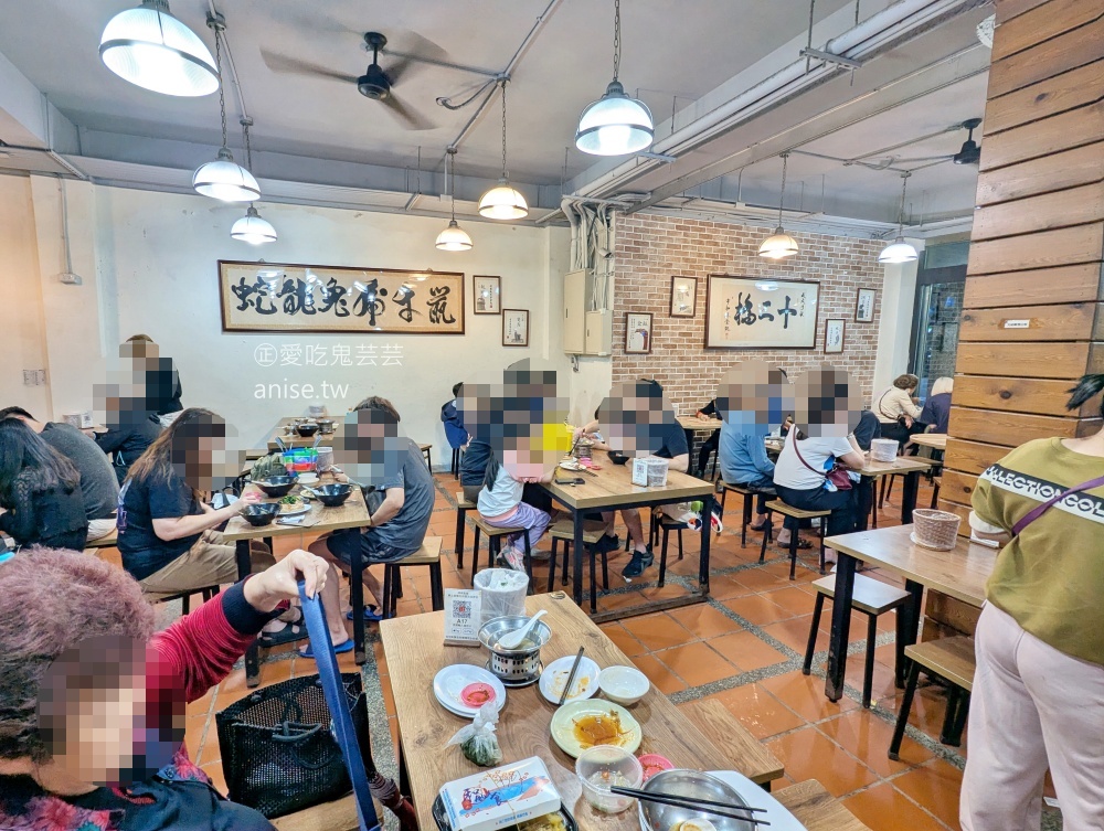 十二橋麵食館，菜色豐富會讓人選擇困難的基隆在地美食(姊姊食記) @愛吃鬼芸芸