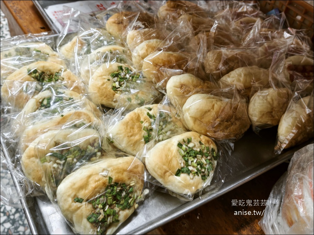 雲林土庫美食｜金琴麵包：銅板價15元古早味麵包，勾起童年回憶的懷舊滋味 @愛吃鬼芸芸