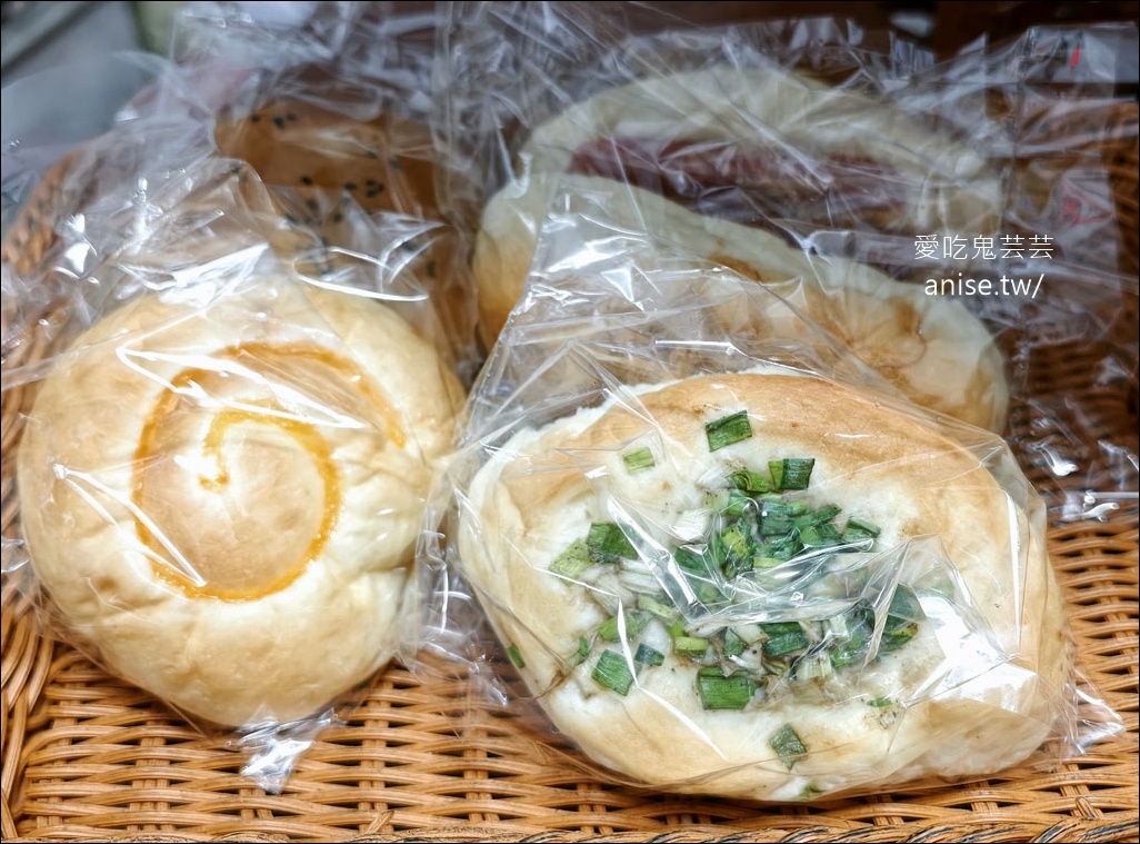 雲林土庫美食｜金琴麵包：銅板價15元古早味麵包，勾起童年回憶的懷舊滋味 @愛吃鬼芸芸