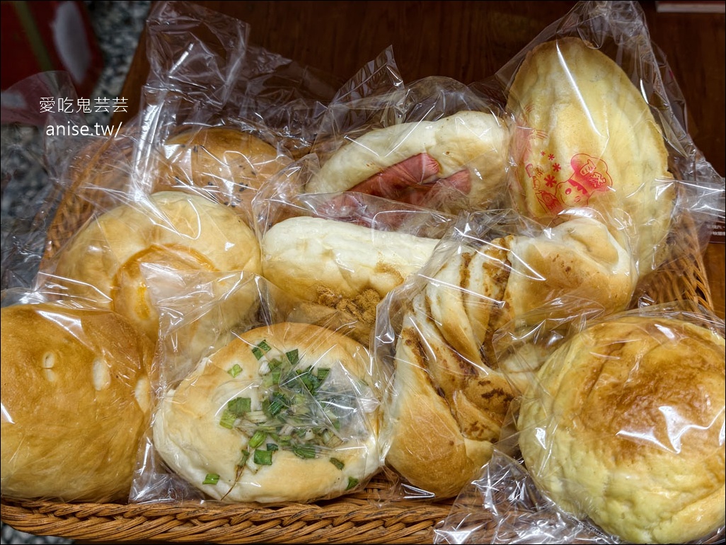 雲林土庫美食｜金琴麵包：銅板價15元古早味麵包，勾起童年回憶的懷舊滋味 @愛吃鬼芸芸