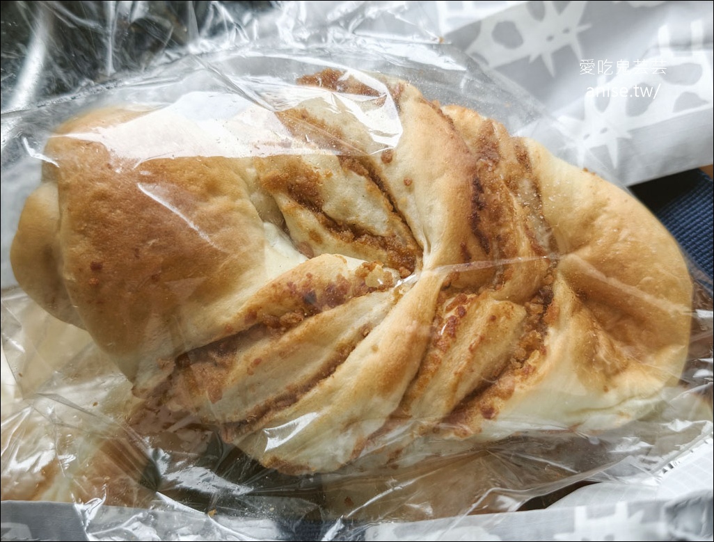 雲林土庫美食｜金琴麵包：銅板價15元古早味麵包，勾起童年回憶的懷舊滋味 @愛吃鬼芸芸