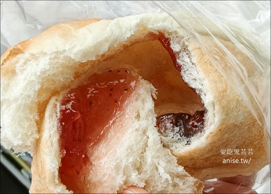 雲林土庫美食｜金琴麵包：銅板價15元古早味麵包，勾起童年回憶的懷舊滋味 @愛吃鬼芸芸