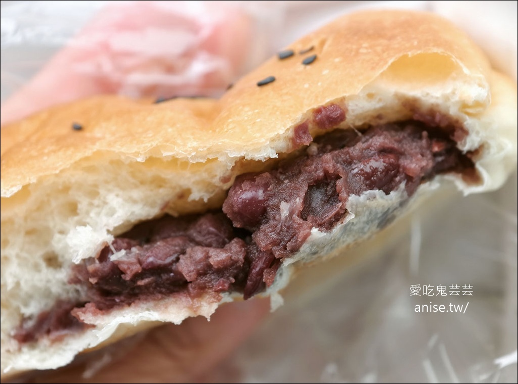 雲林土庫美食｜金琴麵包：銅板價15元古早味麵包，勾起童年回憶的懷舊滋味 @愛吃鬼芸芸