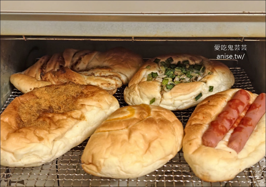 雲林土庫美食｜金琴麵包：銅板價15元古早味麵包，勾起童年回憶的懷舊滋味 @愛吃鬼芸芸