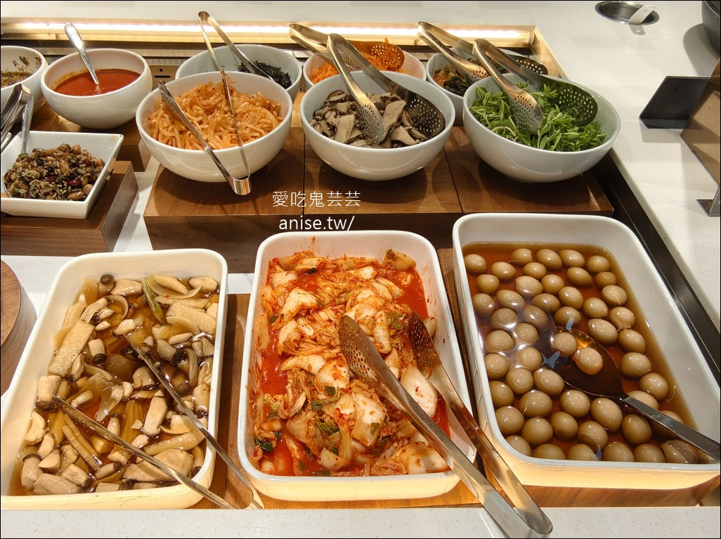 釜山金海機場貴賓室-SKY HUB LOUNGE，韓式拌飯、泡麵機、韓式小菜都好吃！ @愛吃鬼芸芸